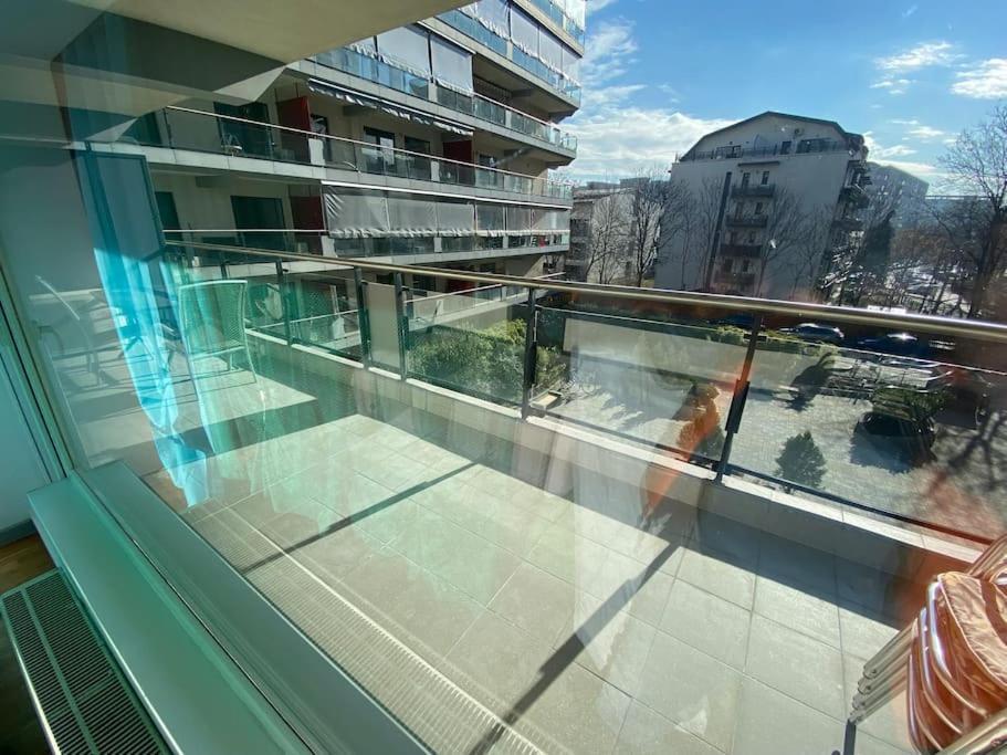 Green Apartment 214 With Private Parking Bucharest Exterior photo